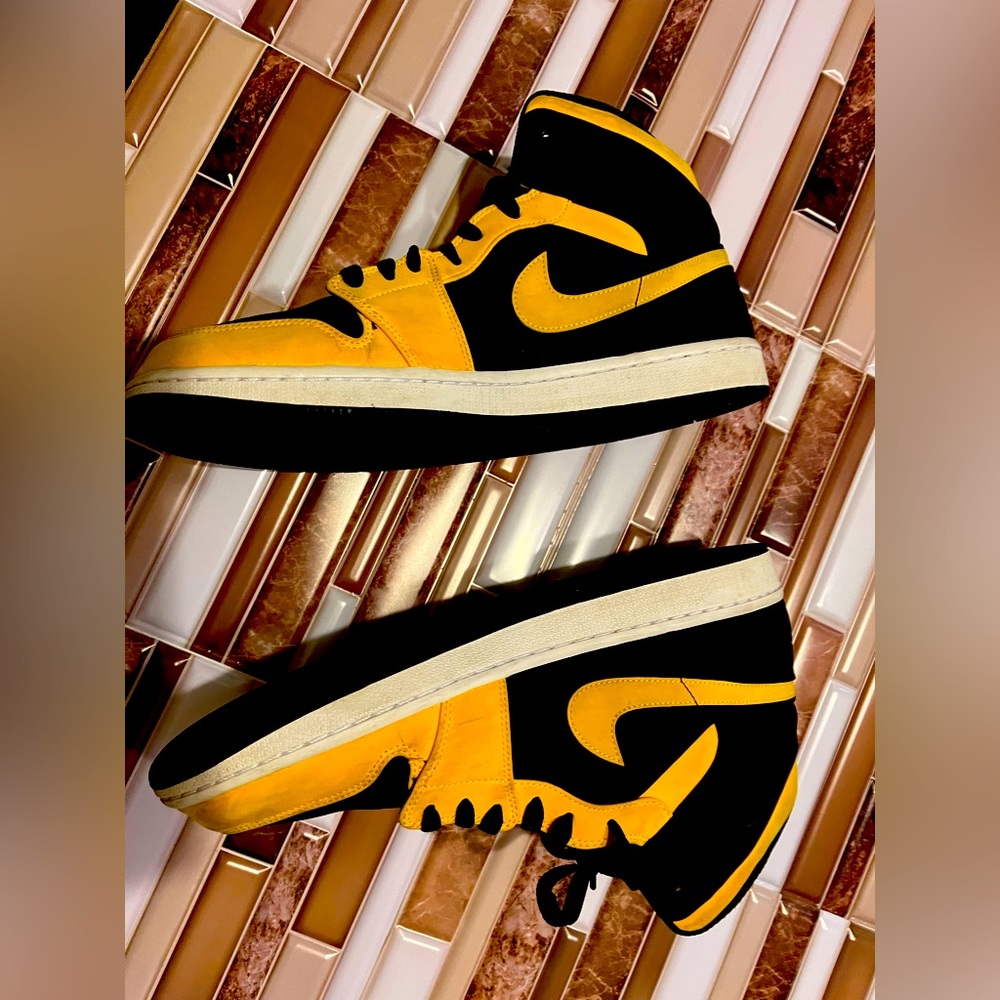 Jordan 1 Retro Mid 'Reverse New Love' Size 11!
